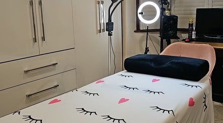 Лаш-студия в Dora Lash, Чигуэлл, Англия, с розовым креслом и декором в форме ресниц.