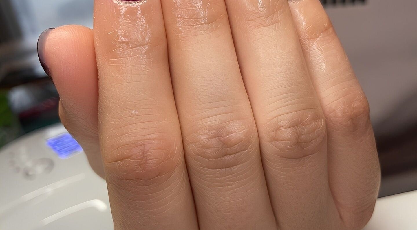 Mains soignées avec vernis foncé à ANDREA BEAUTY, Vernouillet, Île-de-France, FR.