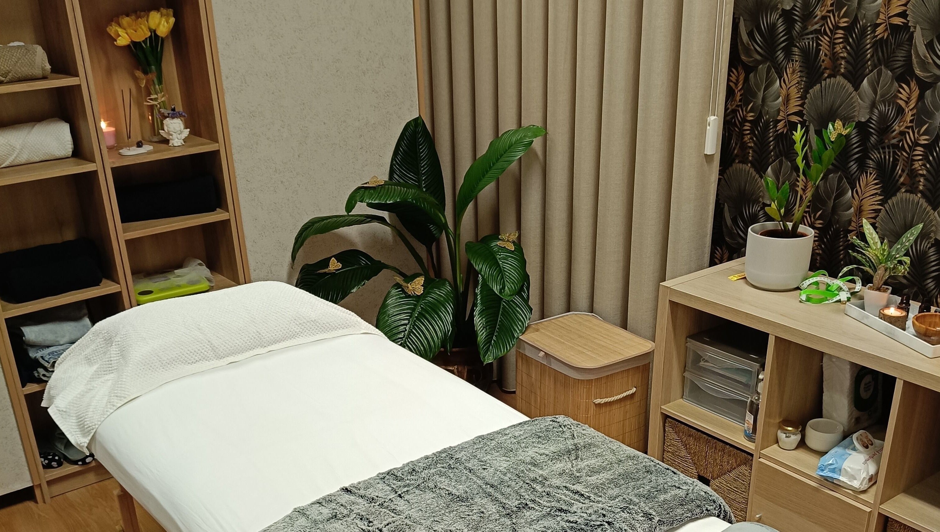 Sala de relaxamento no Centro Terapêutico Cátia Barbosa em Cervães, Braga, PT, com ambiente acolhedor.