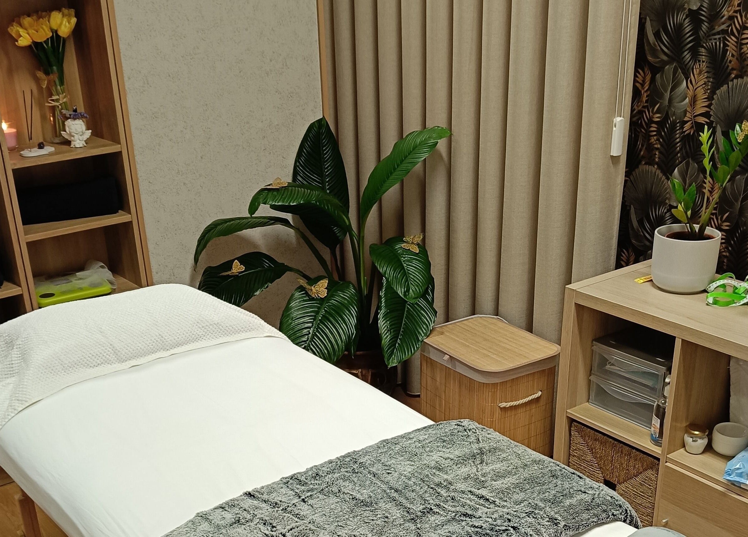 Sala de relaxamento no Centro Terapêutico Cátia Barbosa em Cervães, Braga, PT, com ambiente acolhedor.