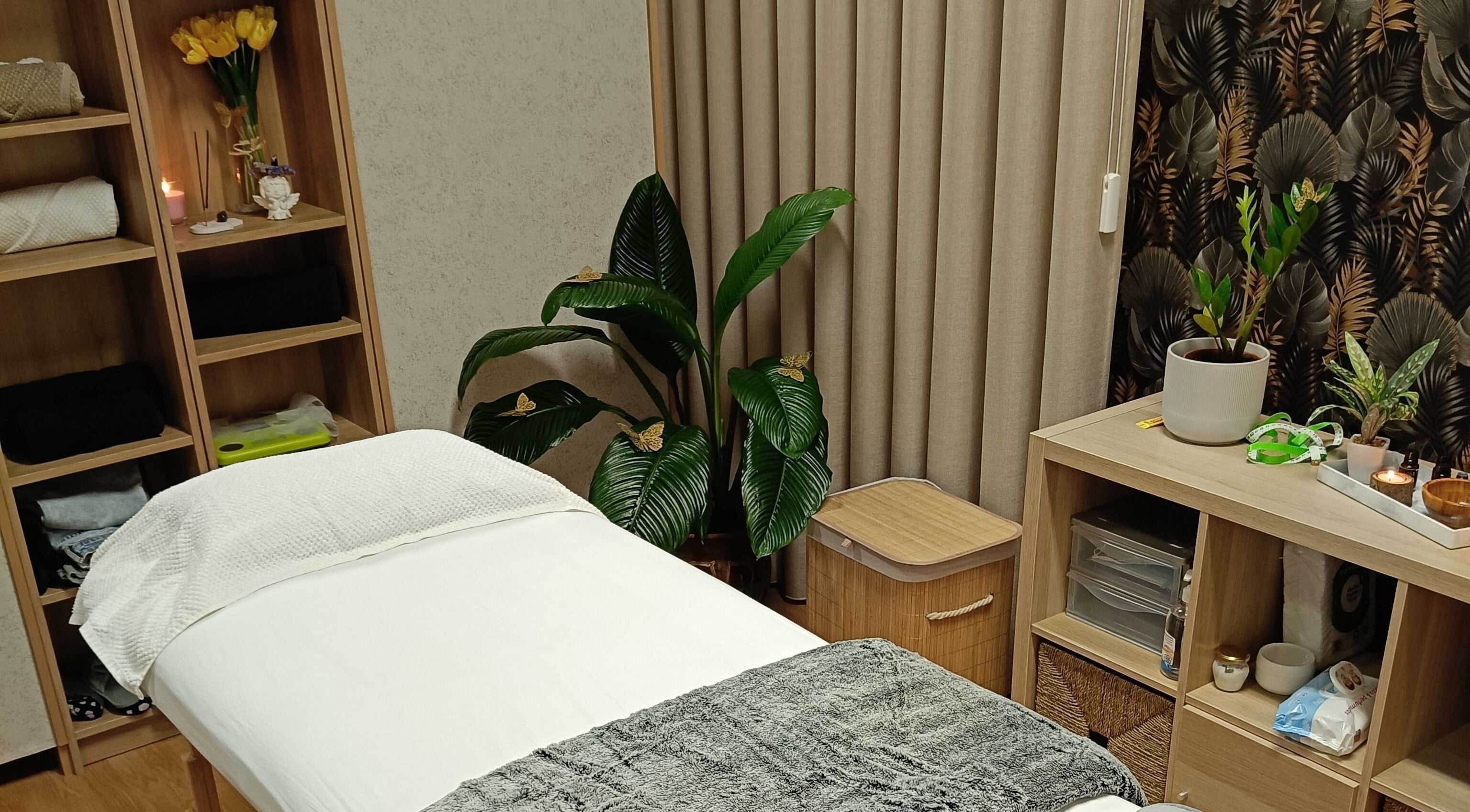 Sala de relaxamento no Centro Terapêutico Cátia Barbosa em Cervães, Braga, PT, com ambiente acolhedor.