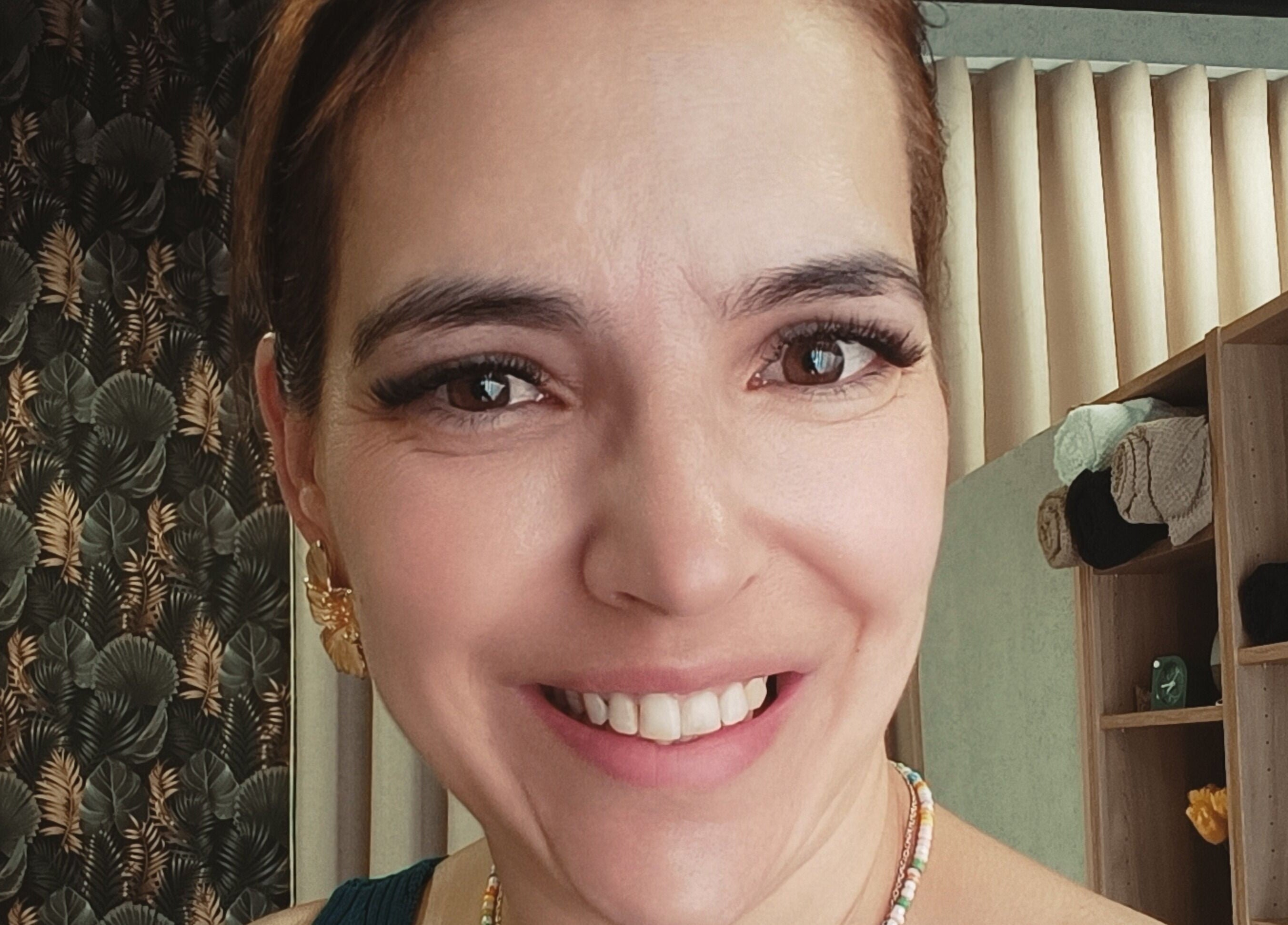 Profissional sorridente no Centro Terapêutico Cátia Barbosa, Cervães, Braga, PT, ambiente acolhedor.