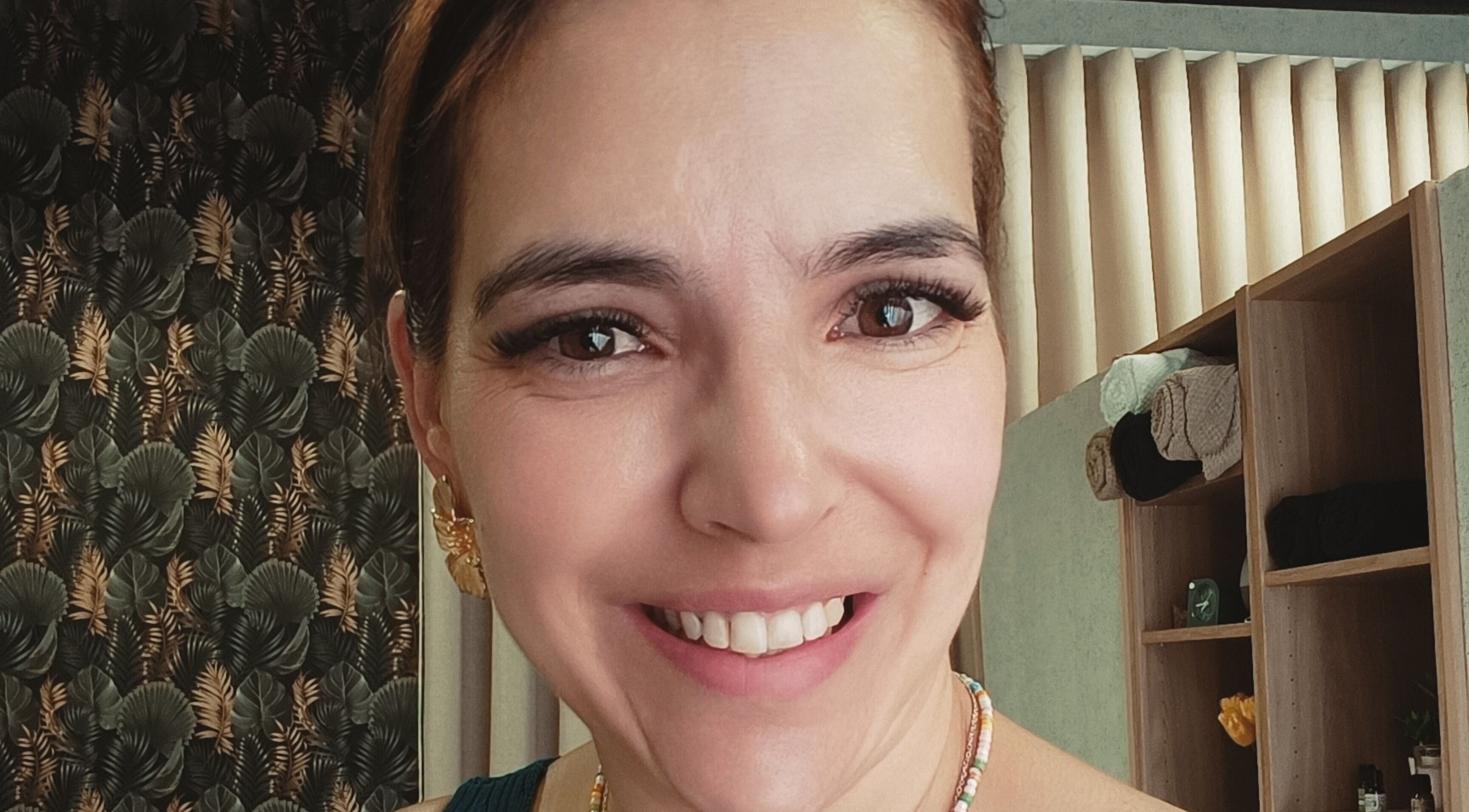 Profissional sorridente no Centro Terapêutico Cátia Barbosa, Cervães, Braga, PT, ambiente acolhedor.