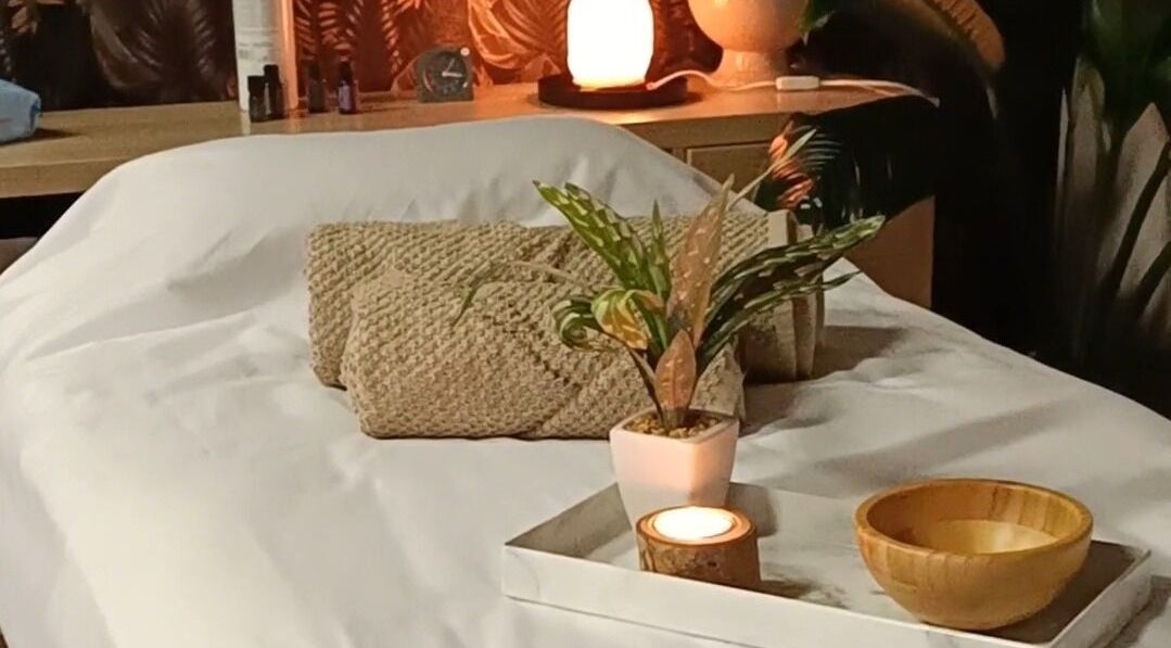 Sala de terapia no Centro Terapêutico Cátia Barbosa em Cervães, Braga, PT. Mesa com planta, vela e toalha.