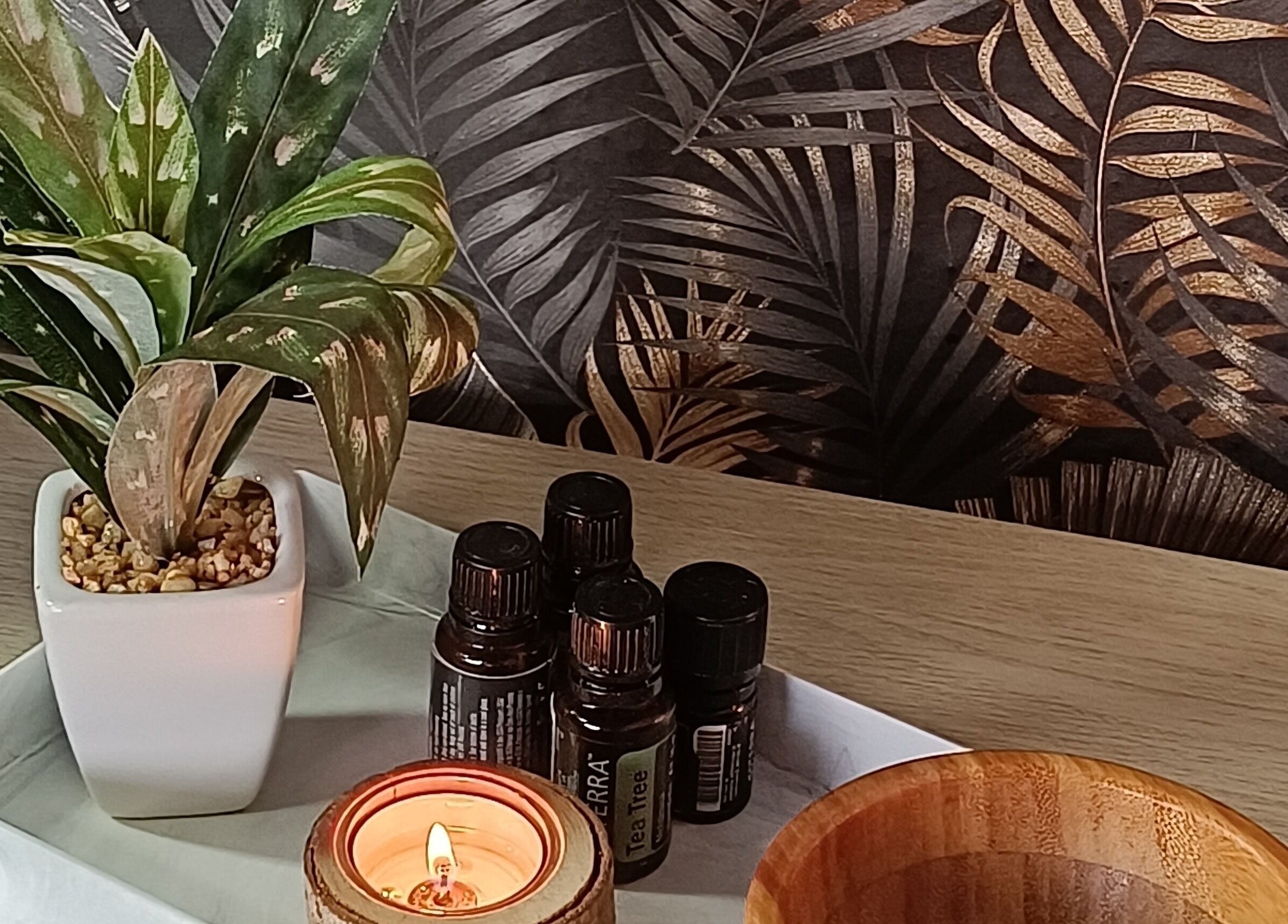 Velas e óleos essenciais em mesa no Centro Terapêutico Cátia Barbosa, Cervães, Braga, PT.