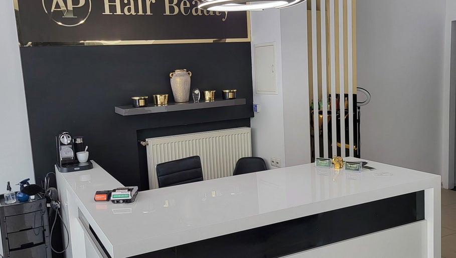 Recepcja w AP HAIR BEAUTY, Częstochowa, Województwo Śląskie, elegancki wystrój i nowoczesne akcenty.