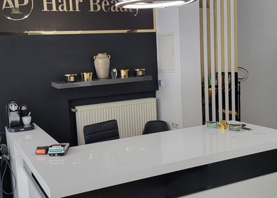 Recepcja w AP HAIR BEAUTY, Częstochowa, Województwo Śląskie, elegancki wystrój i nowoczesne akcenty.