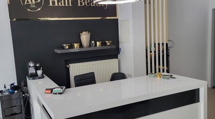 Recepcja w AP HAIR BEAUTY, Częstochowa, Województwo Śląskie, elegancki wystrój i nowoczesne akcenty.
