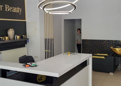 Stylowa recepcja w AP HAIR BEAUTY, Częstochowa, Województwo Śląskie, PL, z nowoczesnym oświetleniem.