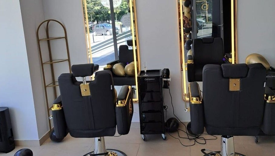 Luksusowe wnętrze salonu AP HAIR BEAUTY w Częstochowie, Województwo Śląskie, PL z eleganckimi krzesłami.