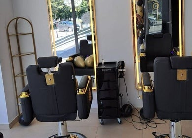 Luksusowe wnętrze salonu AP HAIR BEAUTY w Częstochowie, Województwo Śląskie, PL z eleganckimi krzesłami.