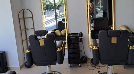 Luksusowe wnętrze salonu AP HAIR BEAUTY w Częstochowie, Województwo Śląskie, PL z eleganckimi krzesłami.