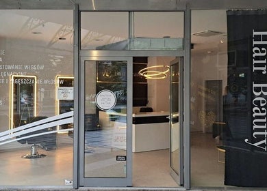 Wejście do AP HAIR BEAUTY w Częstochowie, Województwo Śląskie, PL, z nowoczesnym wystrojem i stylowym oświetleniem.