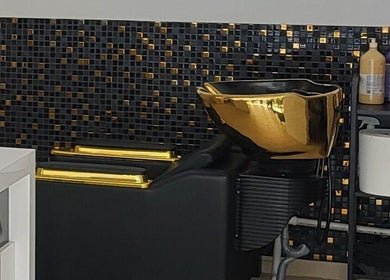 Złota umywalka w AP HAIR BEAUTY w Częstochowie, Województwo Śląskie, PL, idealne do luksusowych usług.