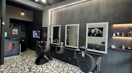 Elegante interno di G barber shop a Roma, Lazio, IT con specchi e sedie moderne.
