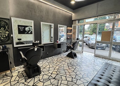 Interno elegante del G barber shop a Roma, Lazio, IT con postazioni moderne.