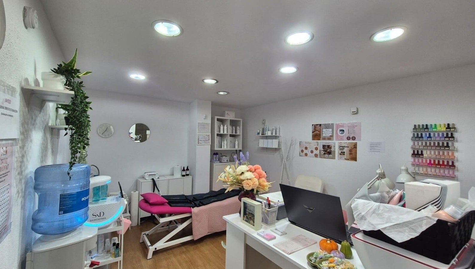 Sala de tratamientos en Yas to Beauty, Oviedo, ES, con decoración relajante y productos de belleza.