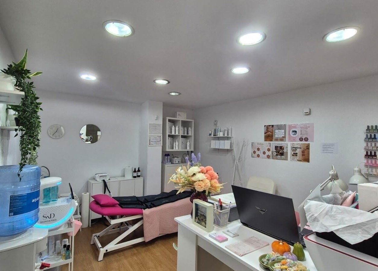 Sala de tratamientos en Yas to Beauty, Oviedo, ES, con decoración relajante y productos de belleza.