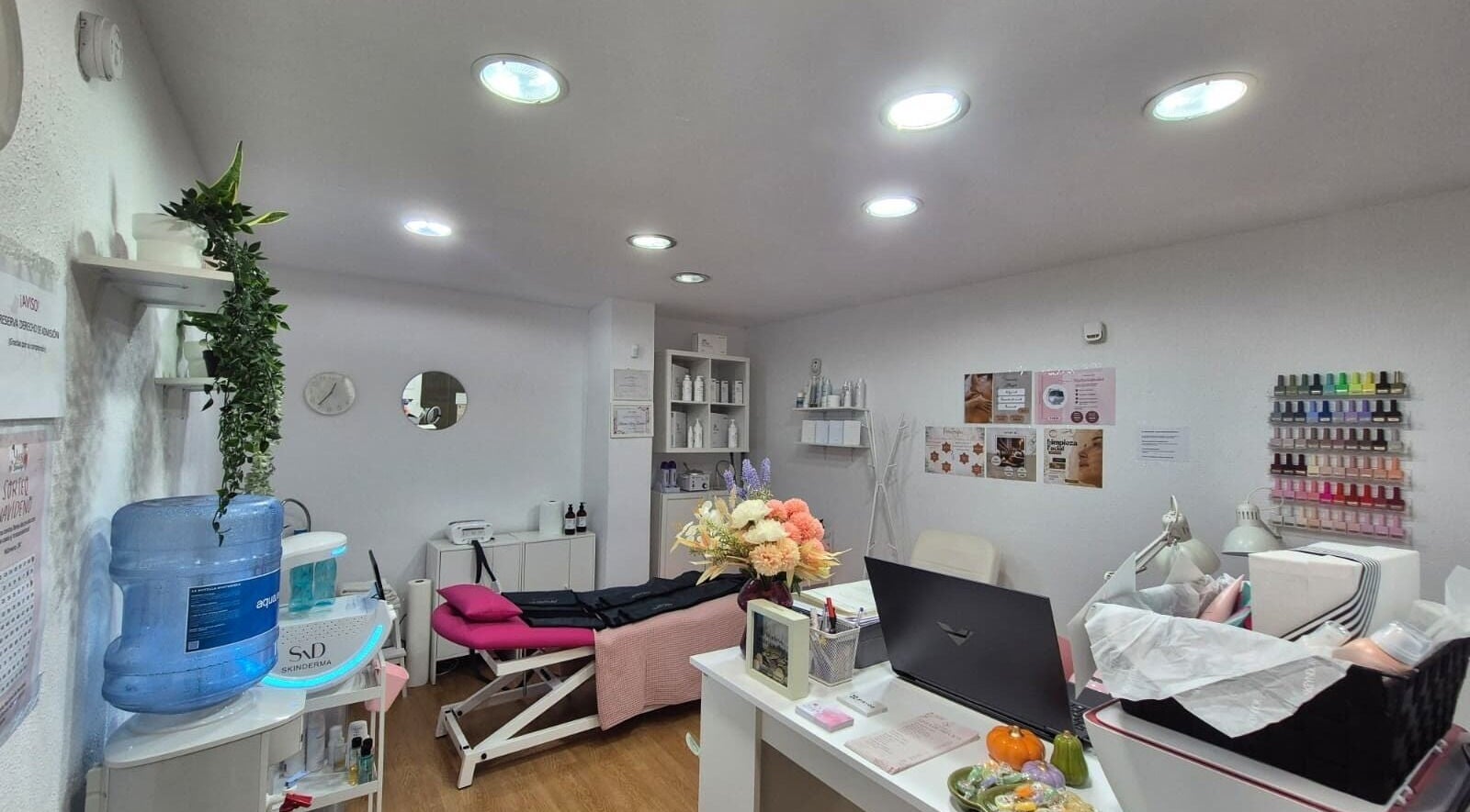 Sala de tratamientos en Yas to Beauty, Oviedo, ES, con decoración relajante y productos de belleza.