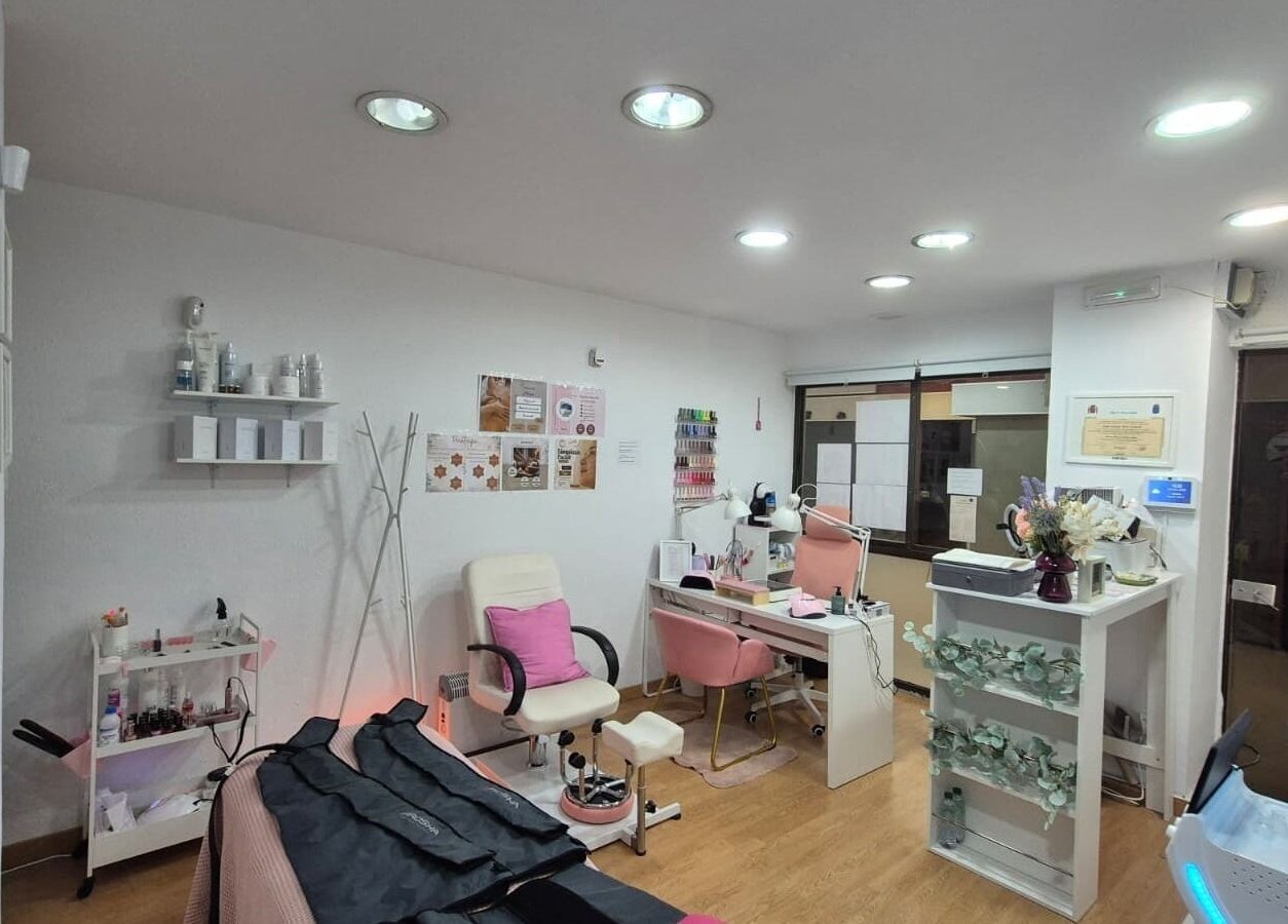 Interior elegante de Yas to Beauty en Oviedo, ES, mostrando espacio de belleza con detalles modernos.