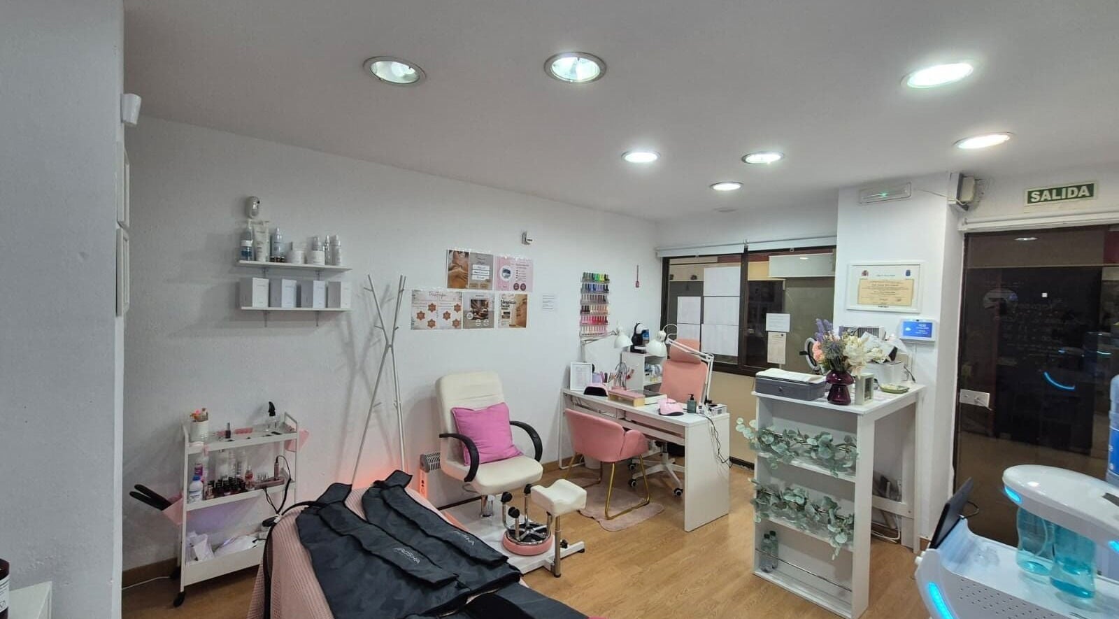 Interior elegante de Yas to Beauty en Oviedo, ES, mostrando espacio de belleza con detalles modernos.