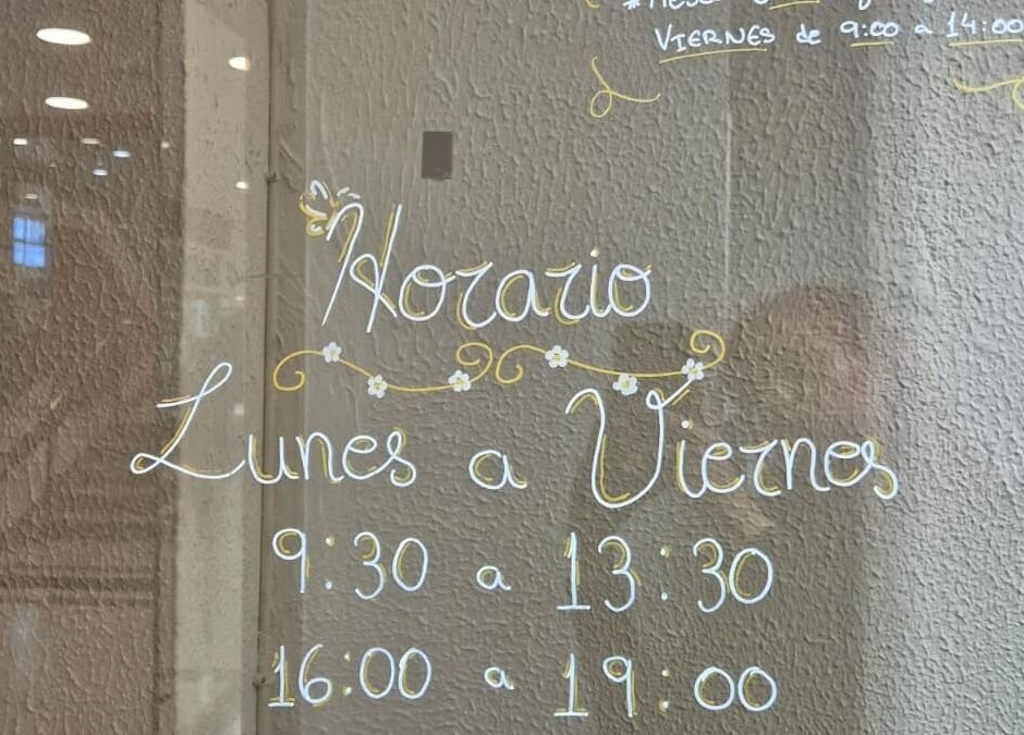 Horario de apertura de lunes a viernes en Yas to Beauty, Oviedo, ES, mostrado en una ventana decorativa.
