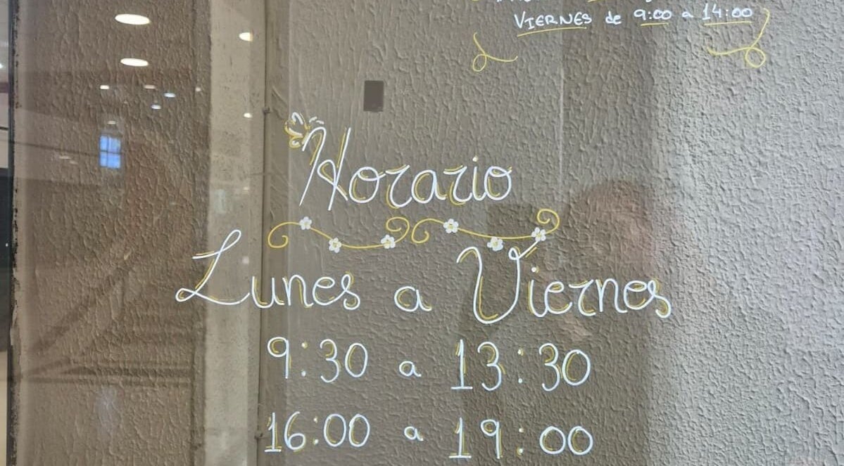 Horario de apertura de lunes a viernes en Yas to Beauty, Oviedo, ES, mostrado en una ventana decorativa.