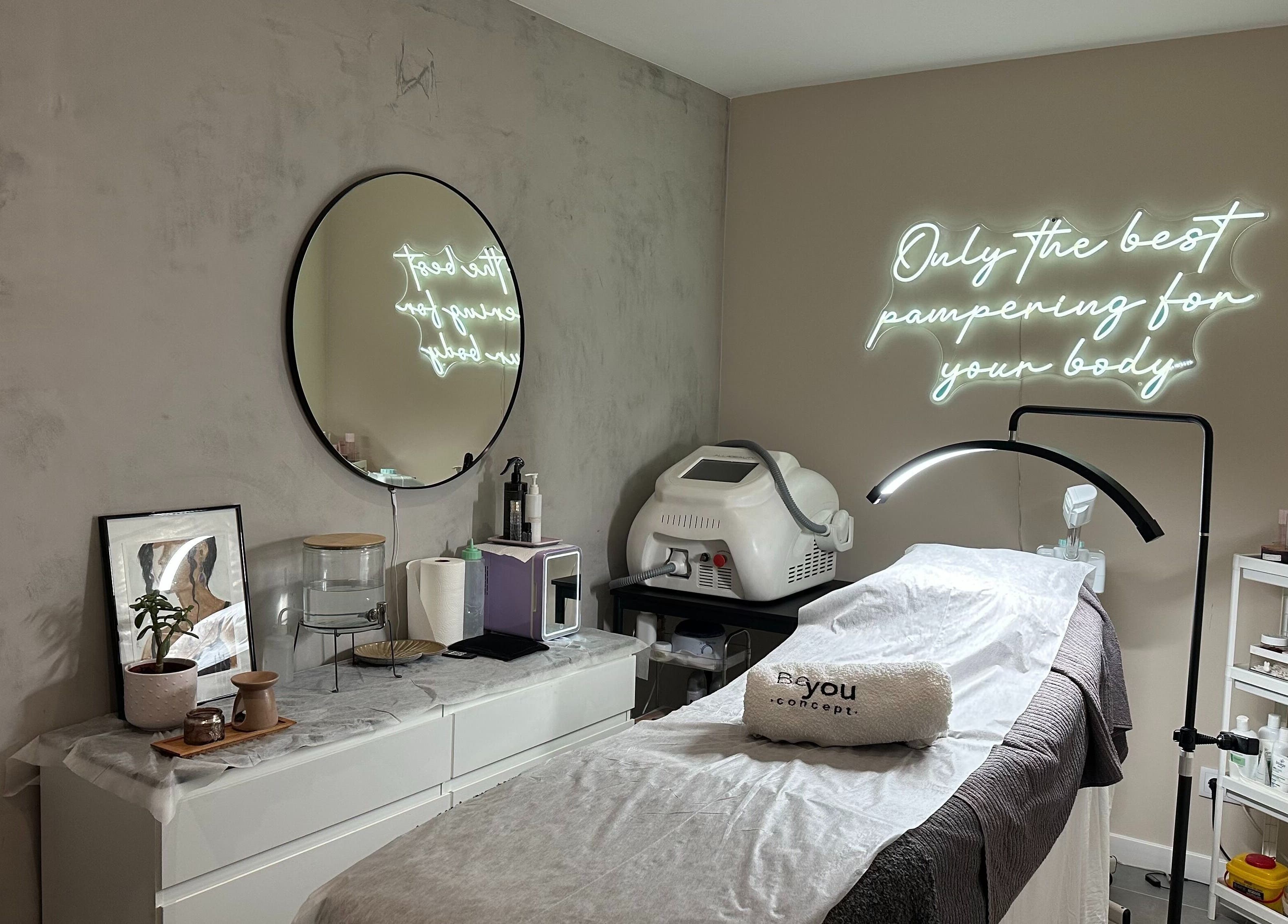 Treatment room at Be You Beauty Concept in Alcabideche, Lisboa, PT with neon sign and relaxing decor.