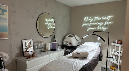 Treatment room at Be You Beauty Concept in Alcabideche, Lisboa, PT with neon sign and relaxing decor.