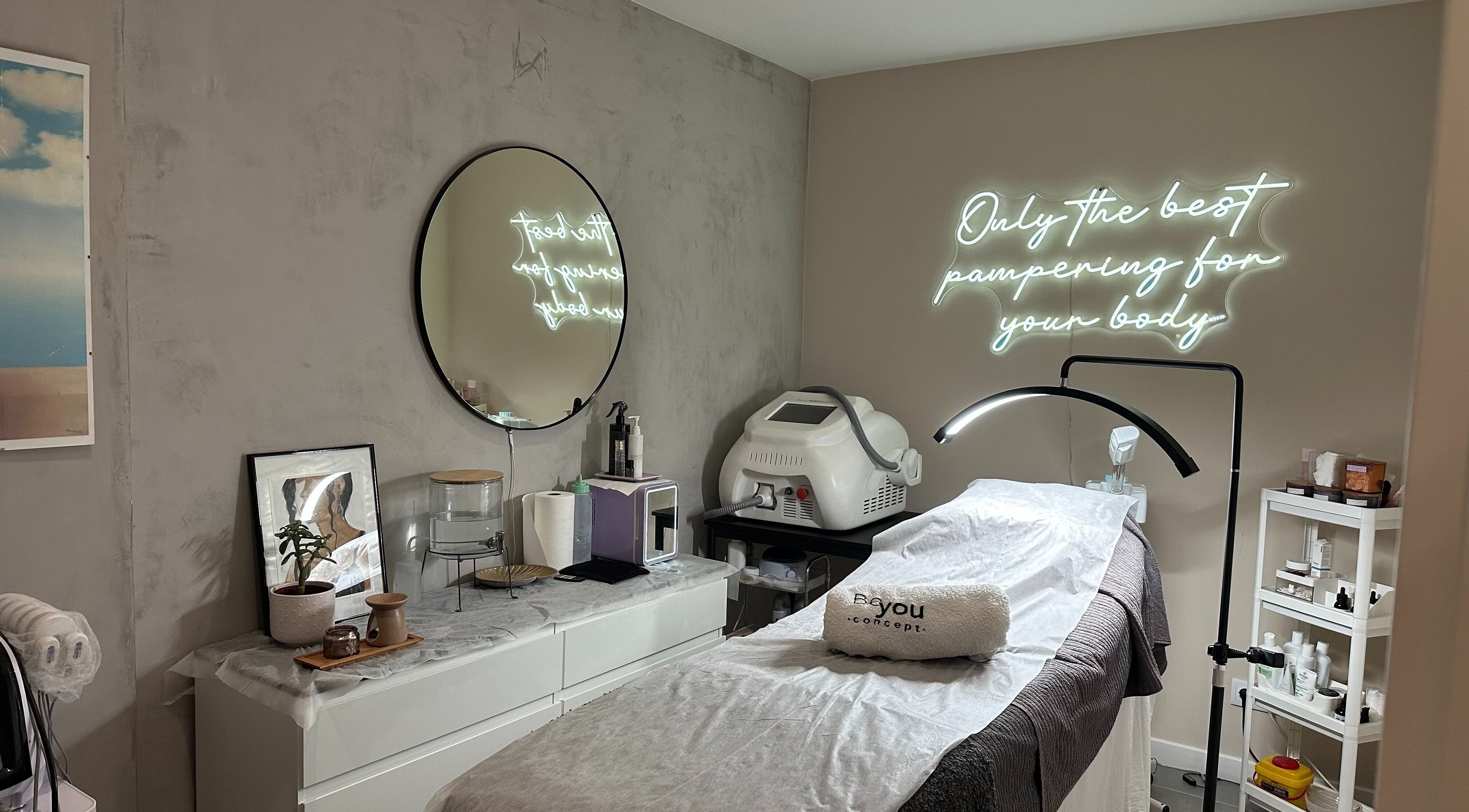 Tranquil spa room at Be You Beauty Concept, Alcabideche, Lisboa, PT with cozy bed and modern decor.