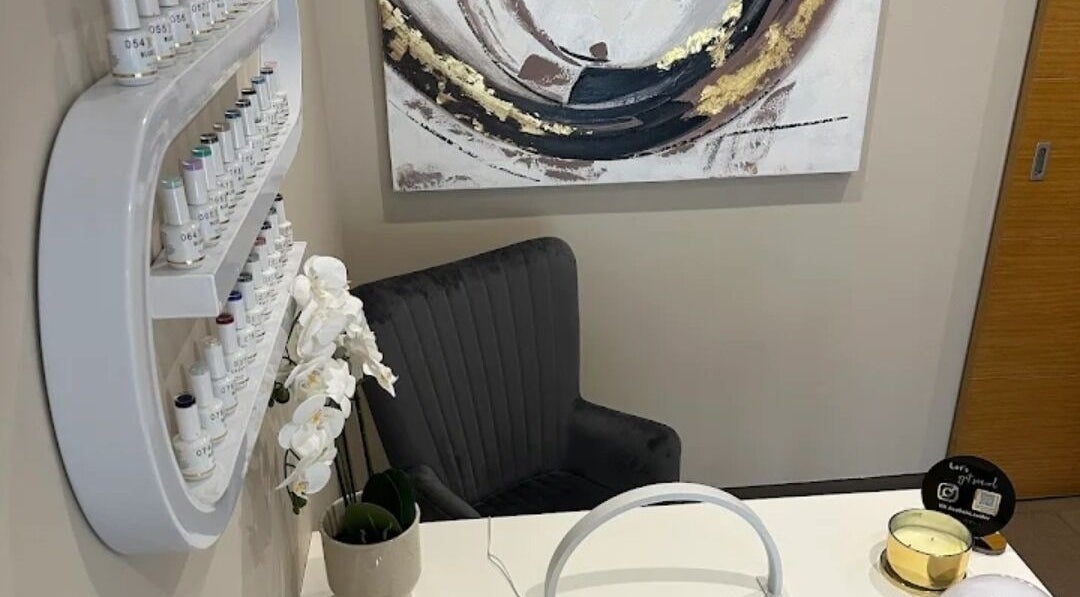 Стилен интериор в KK Aesthetic center, София, Област София, BG, с бяла масичка и орхидеи.