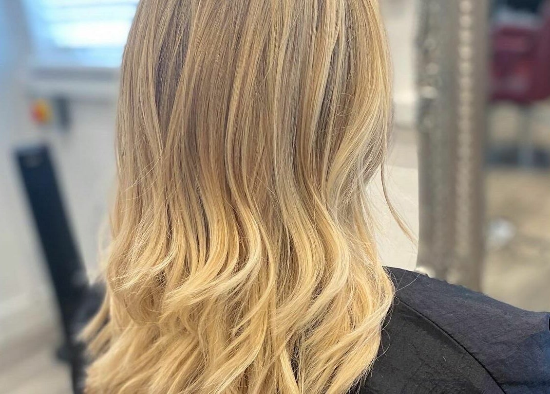 Blonde wavy hairstyle at Kym's Hairstyling, Gaddesden Row, England, GB.