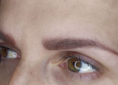 Cejas definidas en VBtupielensumejorversion, Huelva, Andalucía, ES, resaltando la belleza natural.