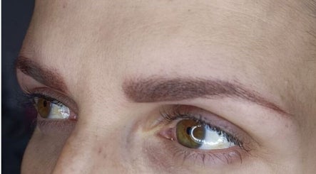 Cejas definidas en VBtupielensumejorversion, Huelva, Andalucía, ES, resaltando la belleza natural.