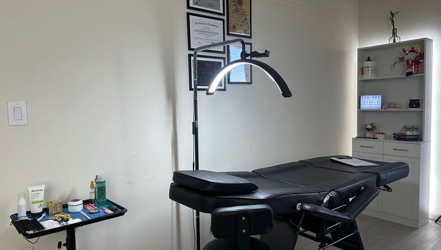 Sala de tratamiento en Jen PMU Studio, Fort Myers, Florida, US, equipada con luz especializada y herramientas de belleza.