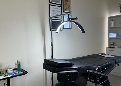 Sala de tratamiento en Jen PMU Studio, Fort Myers, Florida, US, equipada con luz especializada y herramientas de belleza.
