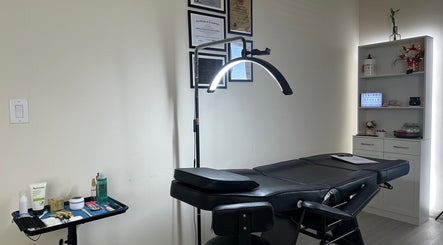 Sala de tratamiento en Jen PMU Studio, Fort Myers, Florida, US, equipada con luz especializada y herramientas de belleza.
