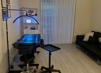 Sala de tratamientos en Jen PMU Studio, Fort Myers, Florida, US con mobiliario moderno y acogedor.