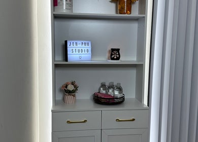 Estante en Jen PMU Studio con bebidas y decoración, Fort Myers, Florida, US.