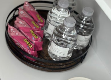 Aperitivos saludables y agua en Jen PMU Studio, Fort Myers, Florida, US.