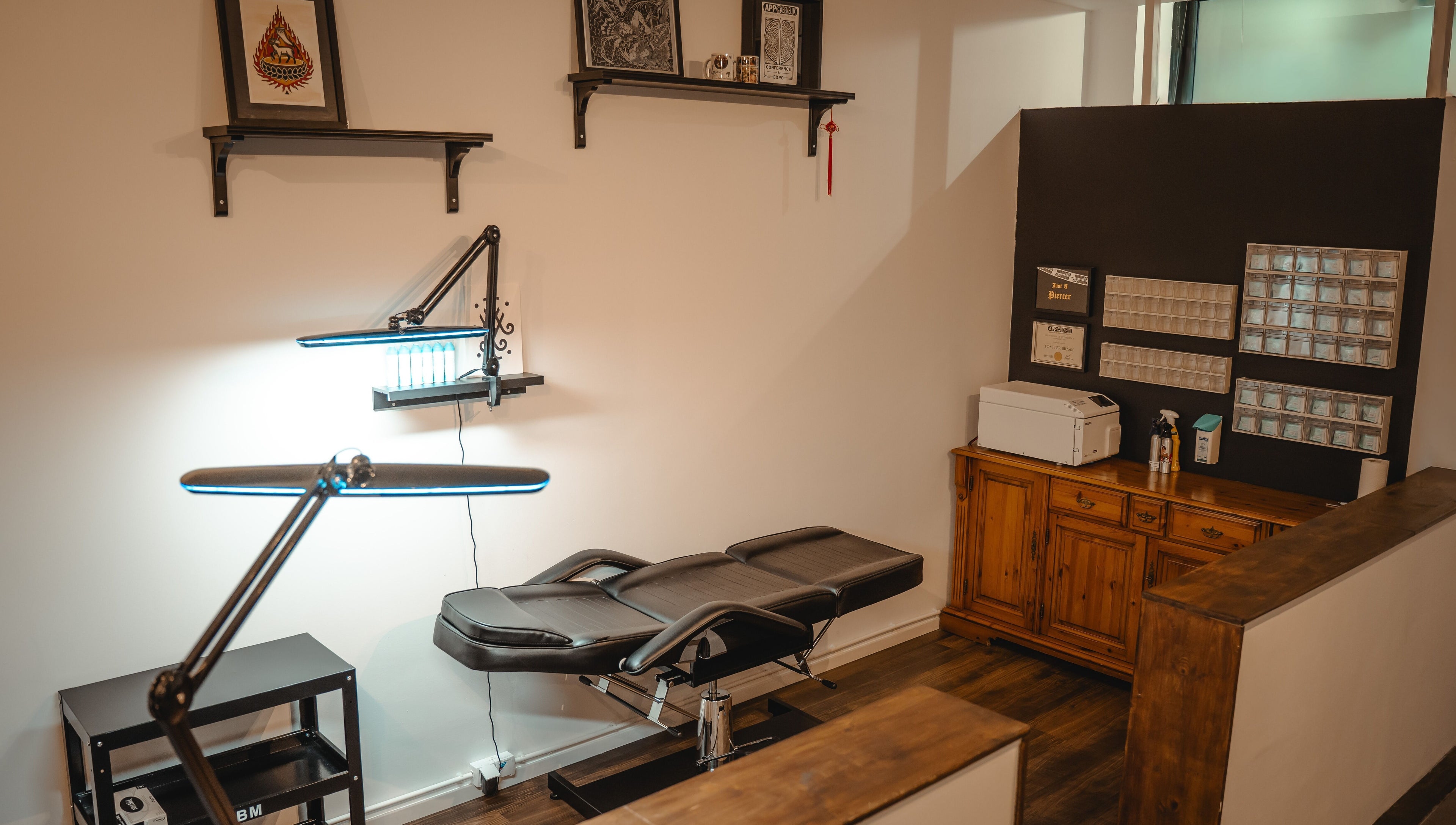 Ontspannen en stijlvolle piercingruimte in REBEL. Piercing Studio, Uden, Noord-brabant, NL.