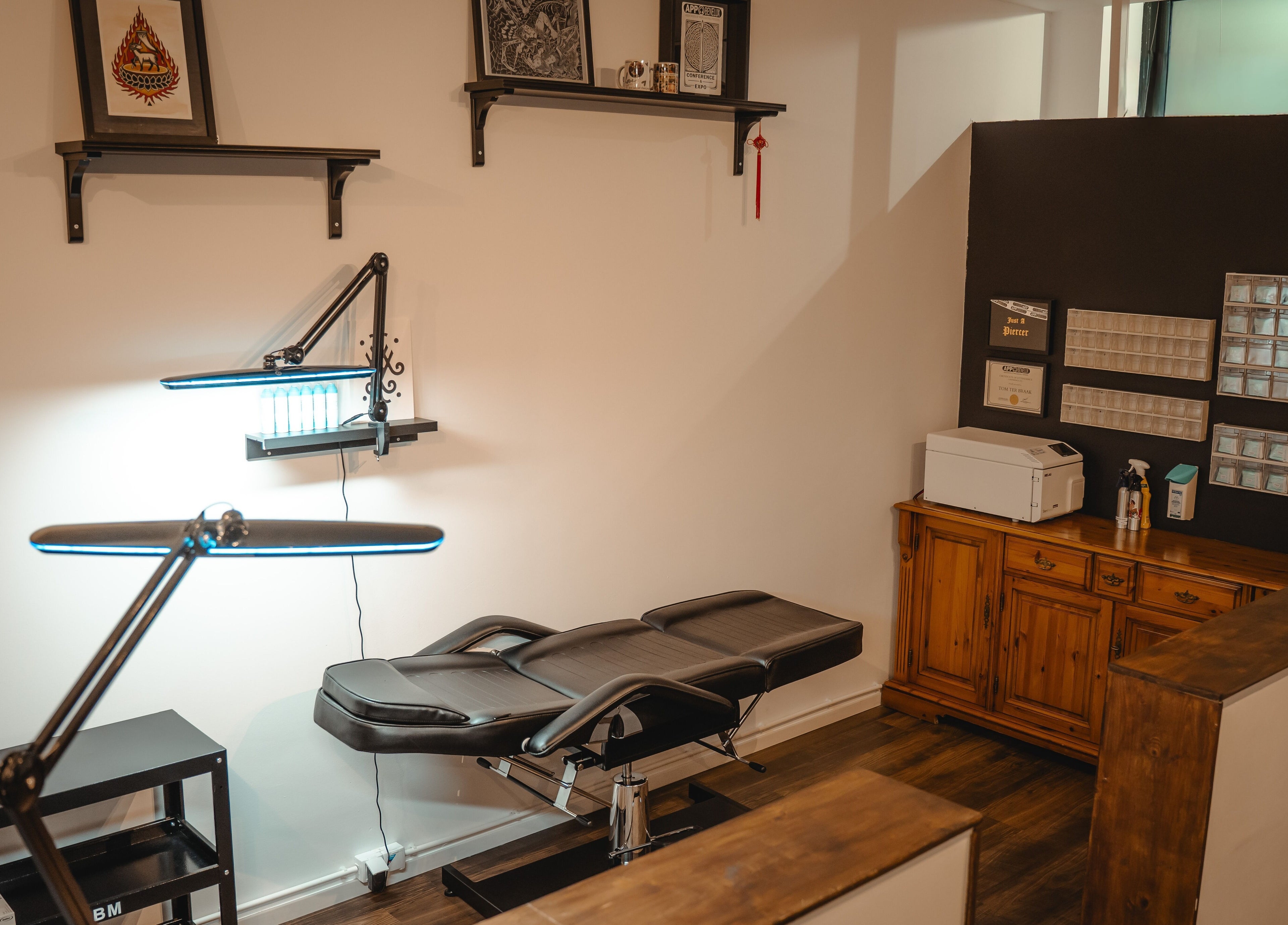 Ontspannen en stijlvolle piercingruimte in REBEL. Piercing Studio, Uden, Noord-brabant, NL.