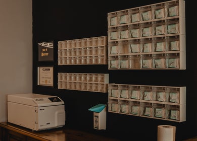 Voorraadsysteem bij REBEL. Piercing Studio in Uden, Noord-brabant, NL met apparatuur en opslag.