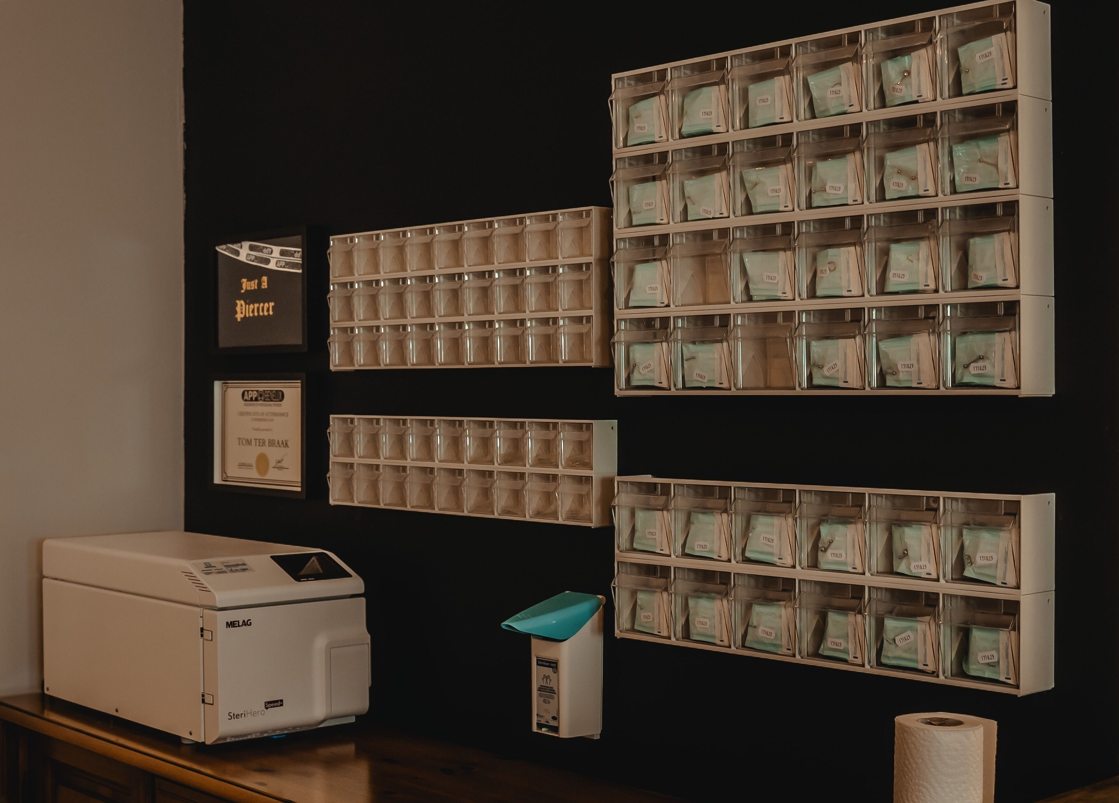 Voorraadsysteem bij REBEL. Piercing Studio in Uden, Noord-brabant, NL met apparatuur en opslag.