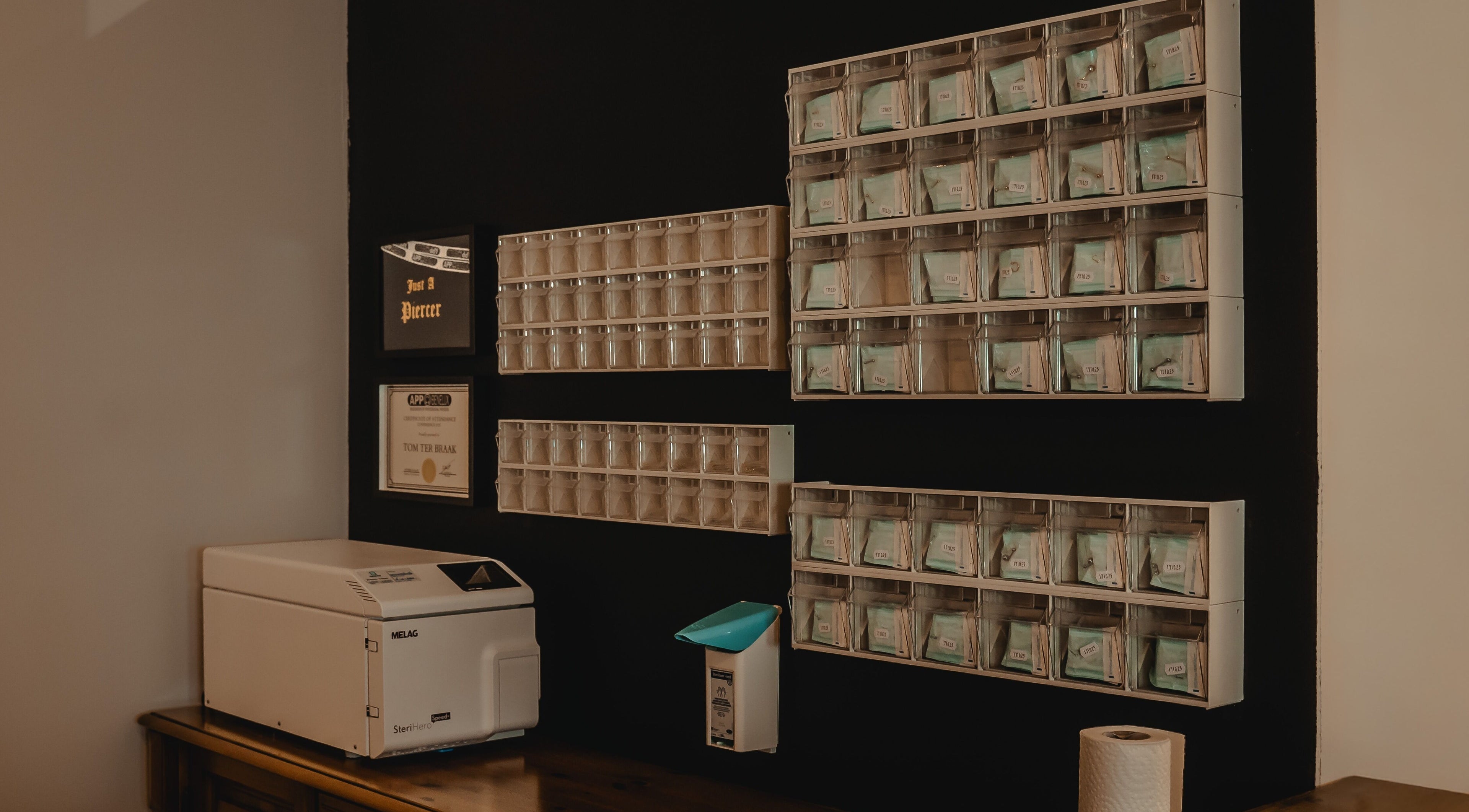 Voorraadsysteem bij REBEL. Piercing Studio in Uden, Noord-brabant, NL met apparatuur en opslag.