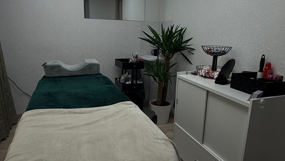 Спокойная комната в EVET с массажным столом и растением, Таллинн, Харьюмаа, EE.