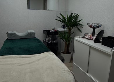 Спокойная комната в EVET с массажным столом и растением, Таллинн, Харьюмаа, EE.