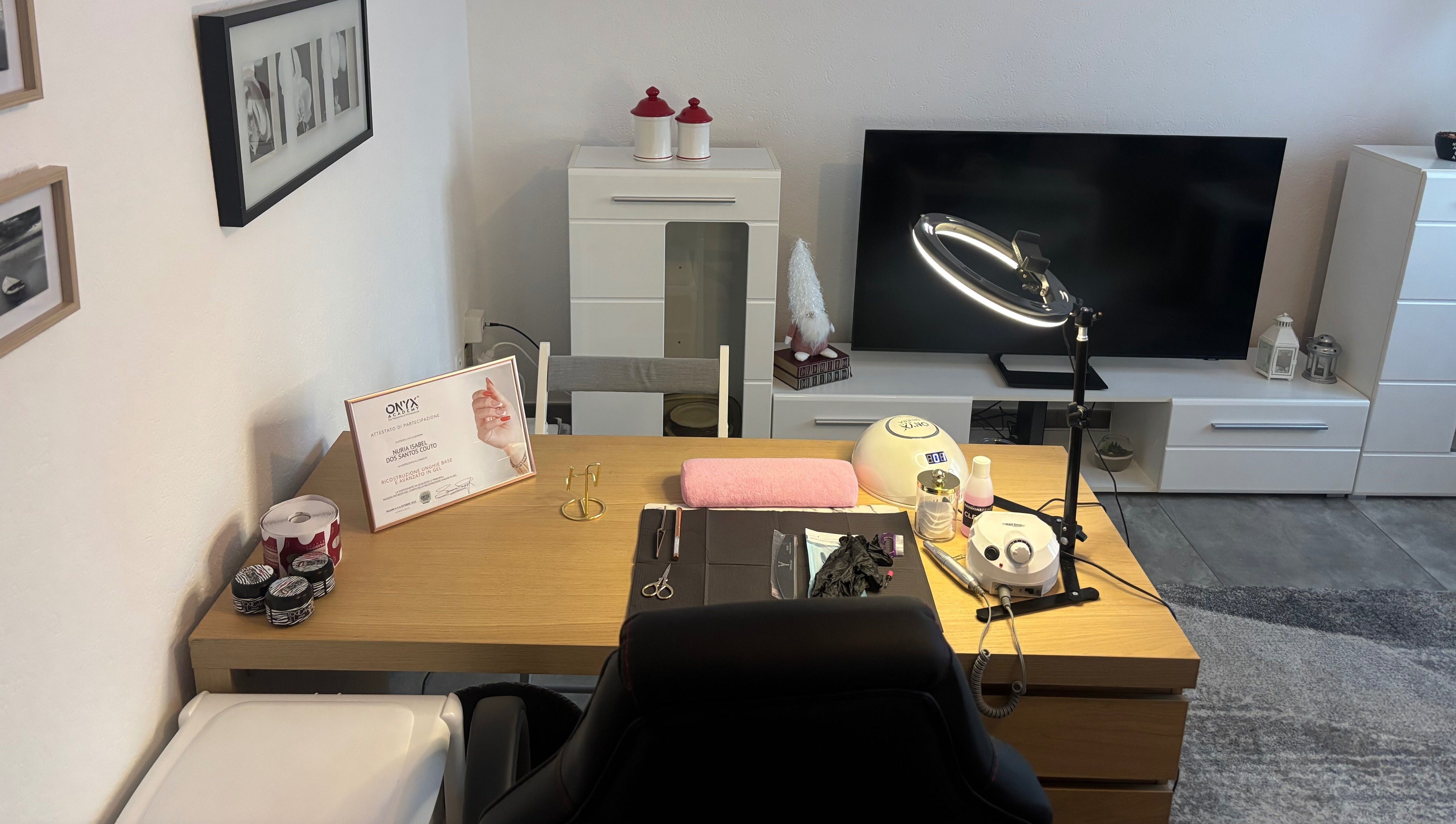 Postazione manicure elegante presso NS nails studio a Bodio, Ticino, CH. Decor moderna e attrezzature professionali.