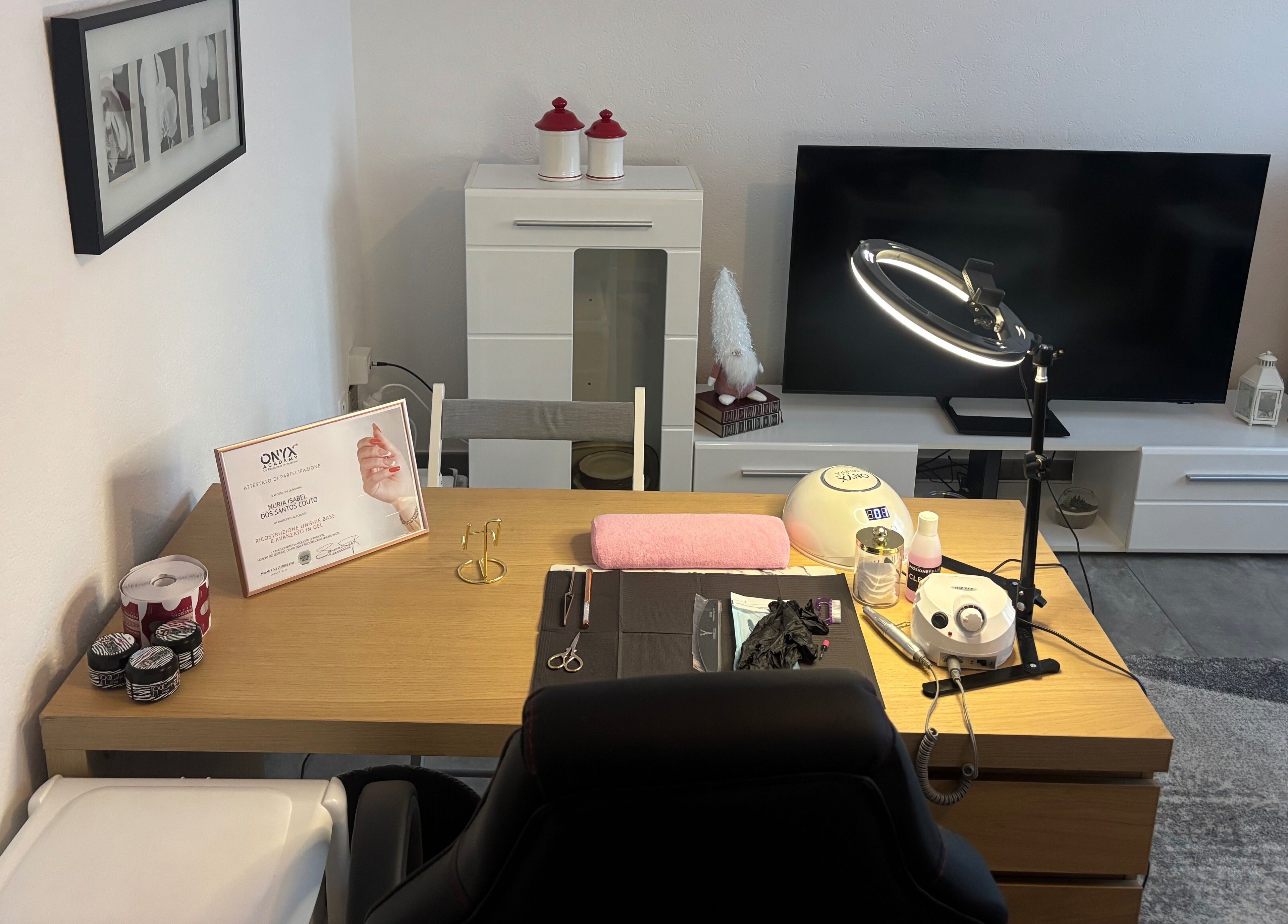 Postazione manicure elegante presso NS nails studio a Bodio, Ticino, CH. Decor moderna e attrezzature professionali.