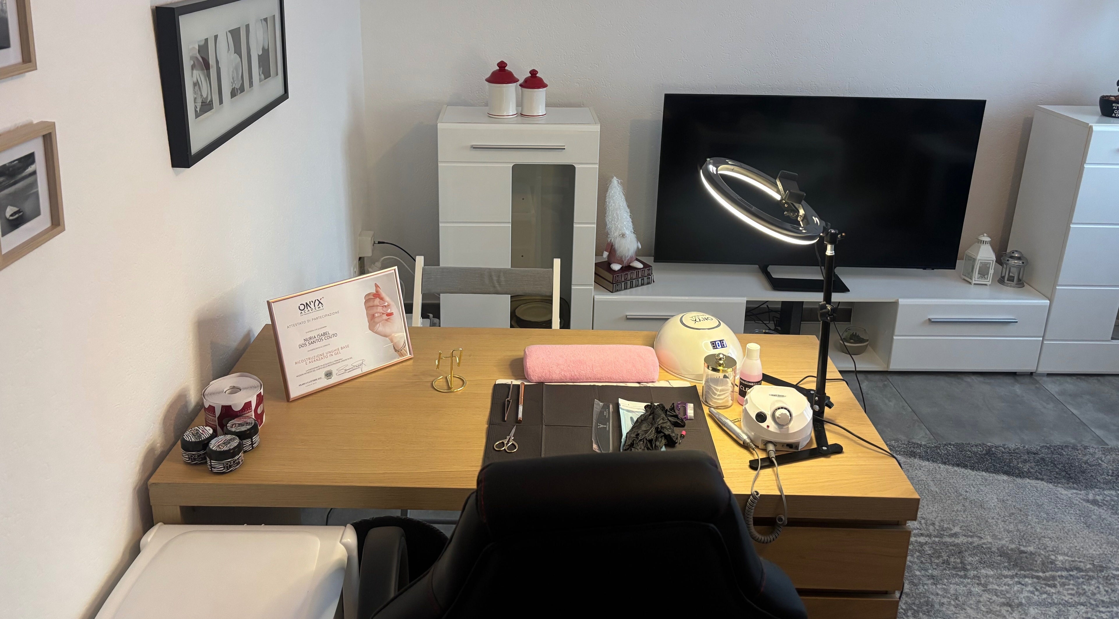 Postazione manicure elegante presso NS nails studio a Bodio, Ticino, CH. Decor moderna e attrezzature professionali.